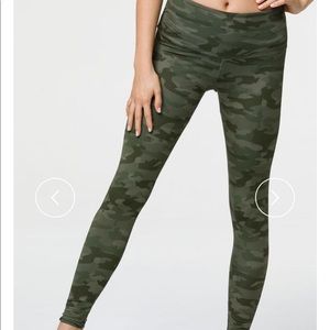 NWT Onzie High Rise Leggings- Moss Camo